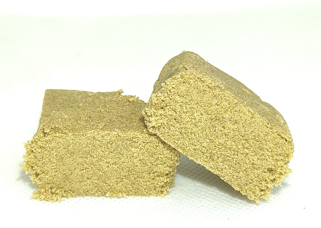 dos bloques de hash de cbd estilo dry uno montado sobre el otro sobre un fondo blanco