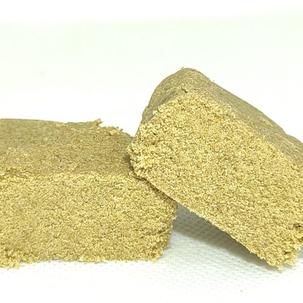 dos bloques de hash de cbd estilo dry uno montado sobre el otro sobre un fondo blanco