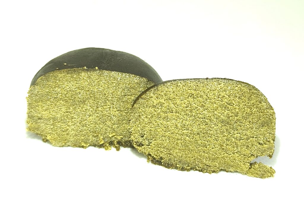 Hash Afgano CBD artesanal, compacto y clásico, con CBD 45 %, THC 0,2 % y perfil terroso inspirado en el hash afgano tradicional.
