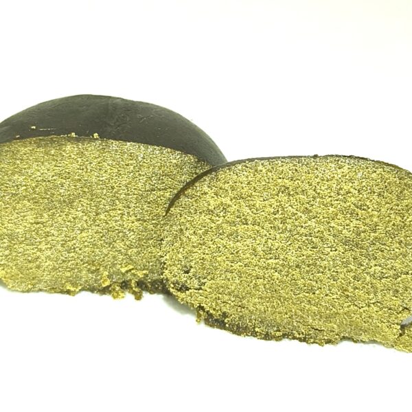 Hash Afgano CBD artesanal, compacto y clásico, con CBD 45 %, THC 0,2 % y perfil terroso inspirado en el hash afgano tradicional.