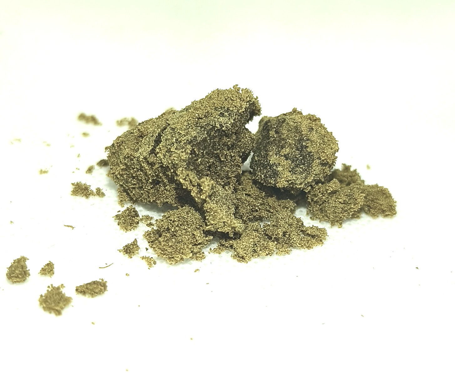 Polen CBD arenoso, estilo dry sift sin prensar, sobre fondo blanco